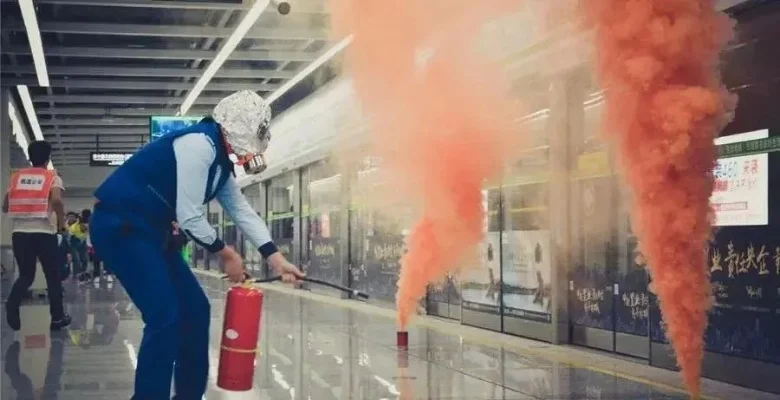 地铁逃生技巧：墙卡住时应对方法及自救指南